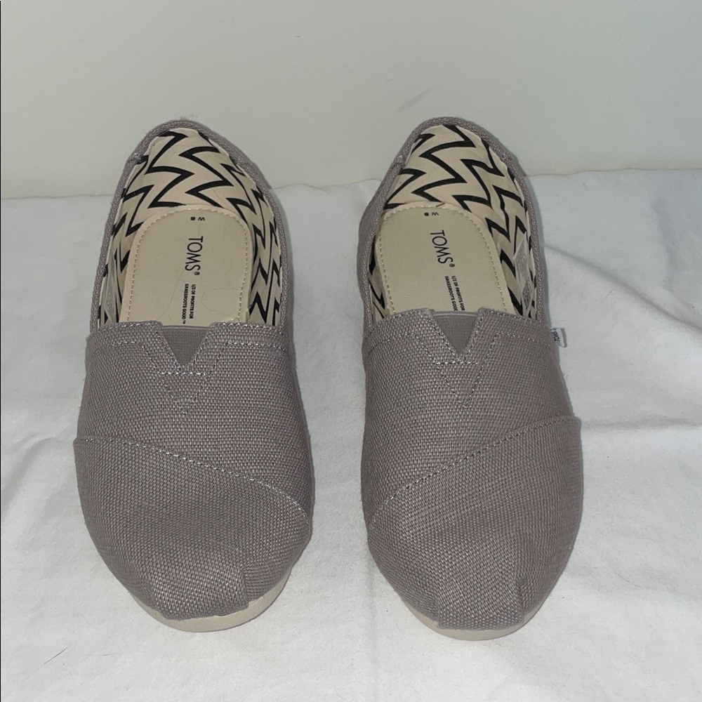 TOMS Women's Alpargata slip on. Never worn. Perfect condition!!